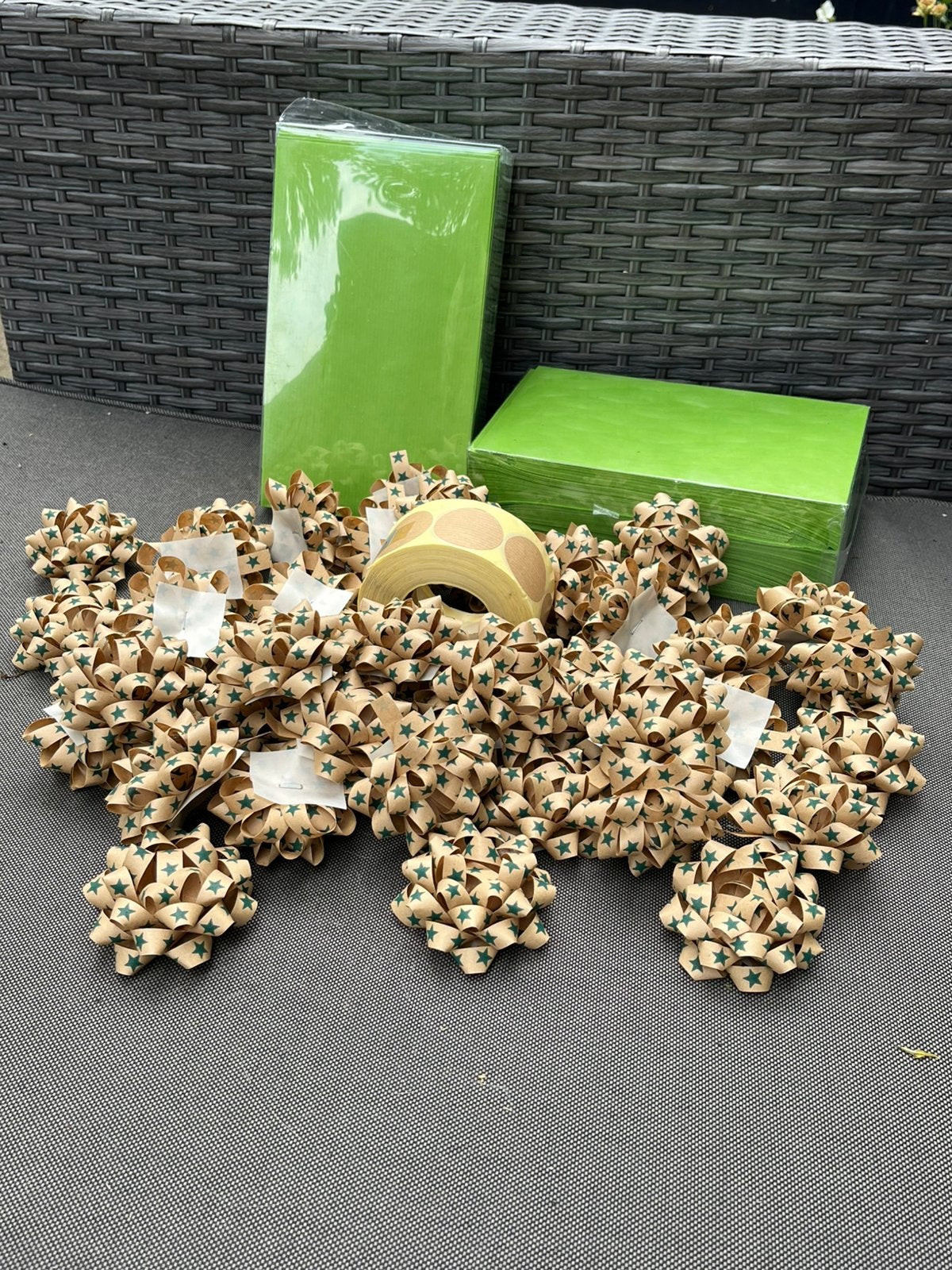 Partij inpakmateriaal: cadeauzakjes, strikken, stickers, Verzenden, Nieuw