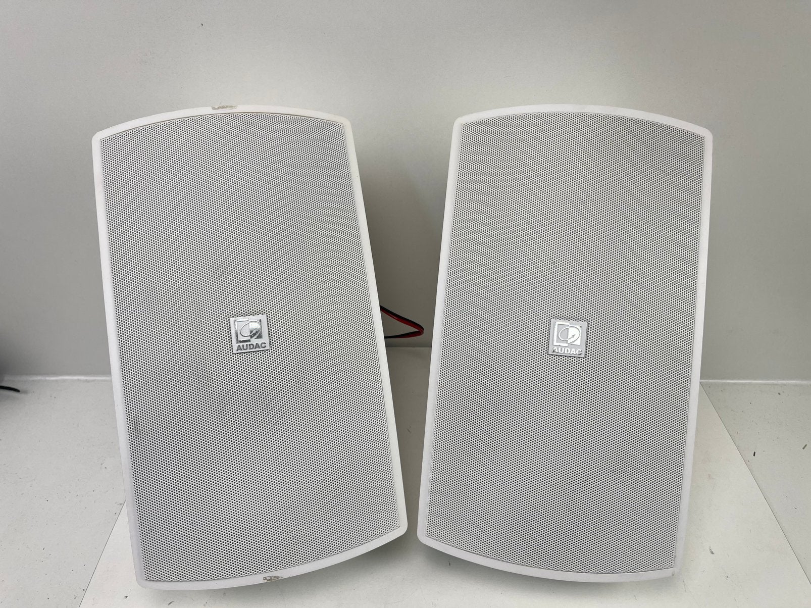 Setje AUDAC Speakers zijn ZGAN inclusief Wandmontage TOPPER, Zo goed als nieuw, 60 tot 120 watt, Front, Rear of Stereo speakers