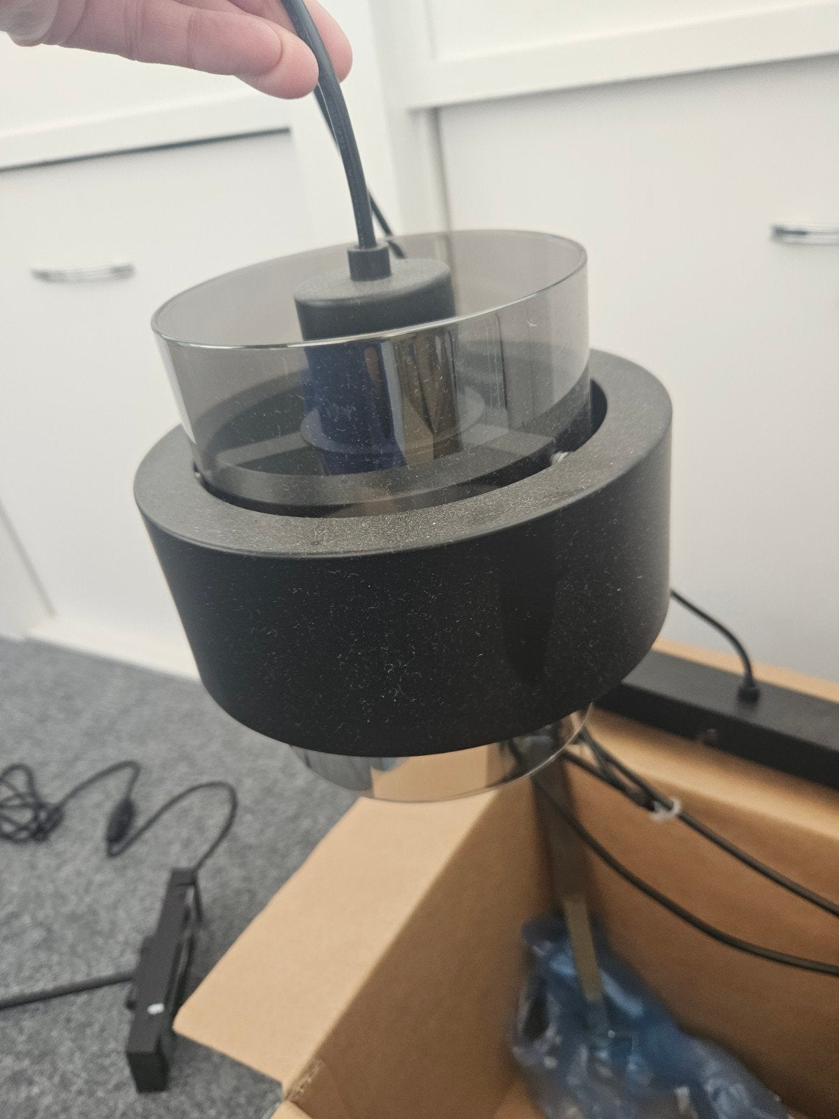 Moderne hanglamp met 4 glazen smoke kappen en E27 fittingen, Ophalen, E27 (groot), Zo goed als nieuw, Metaal