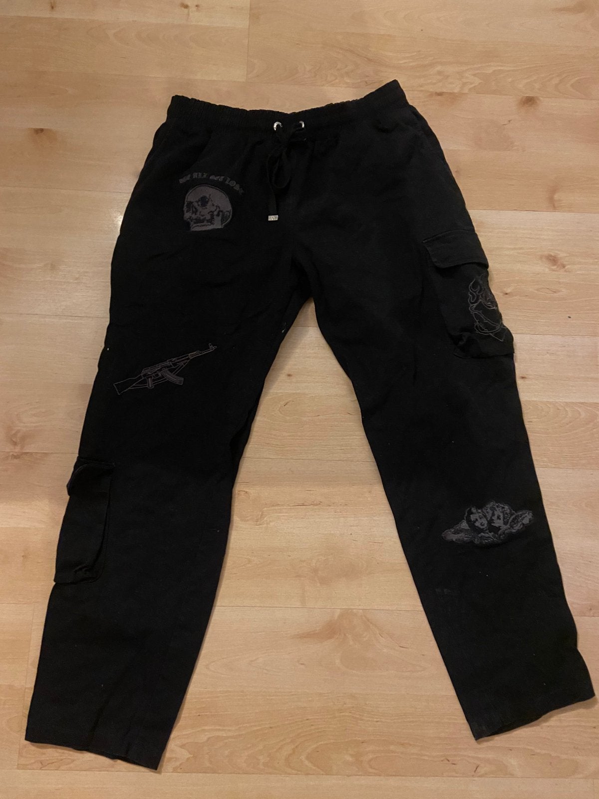 JK Attire zwarte cargo broek met prints – Maat L, Ophalen of Verzenden, Zo goed als nieuw, Zwart