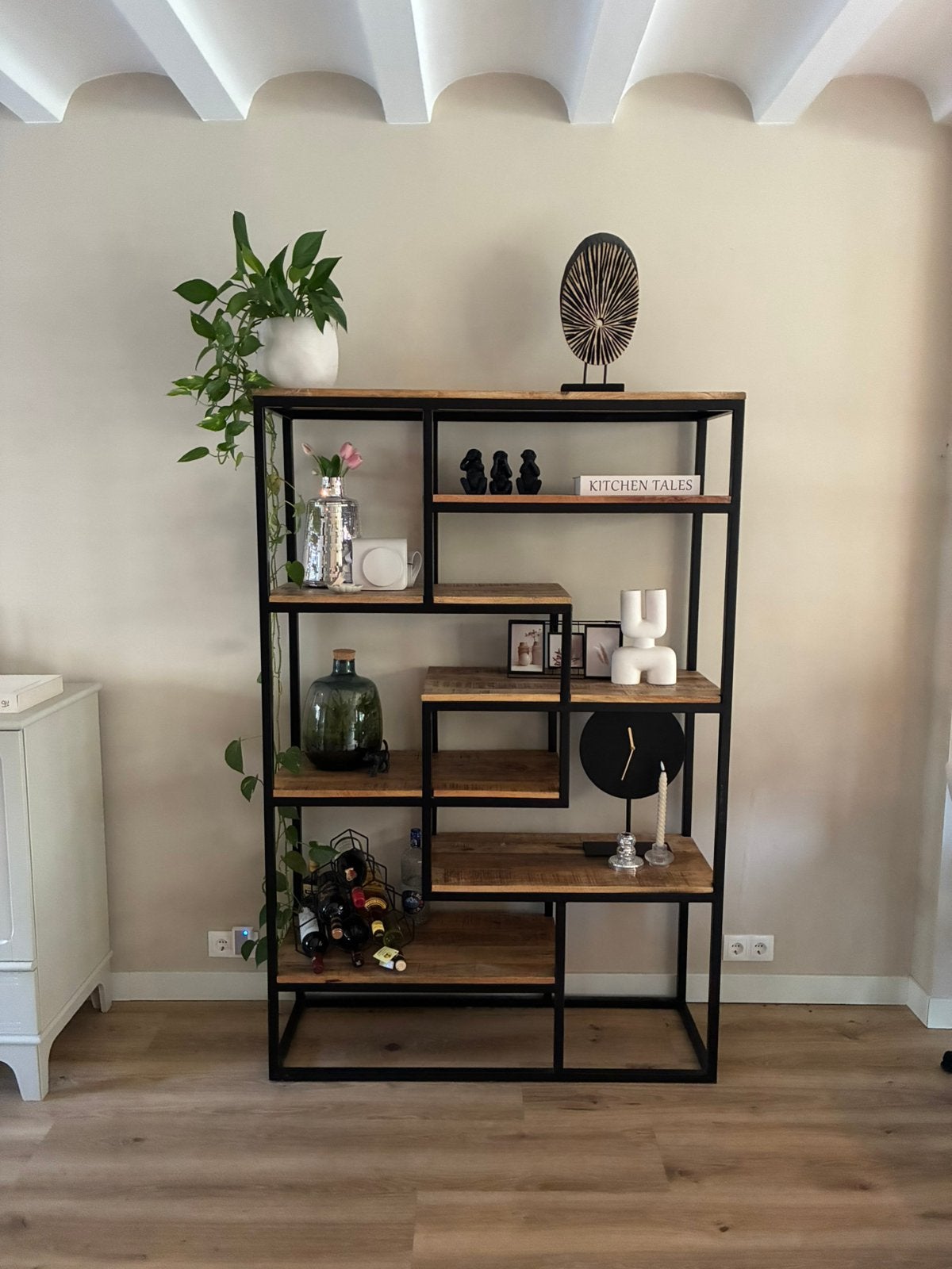 Robuuste houten vakjeskast, Ophalen, Zo goed als nieuw, Minder dan 150 cm, Metaal