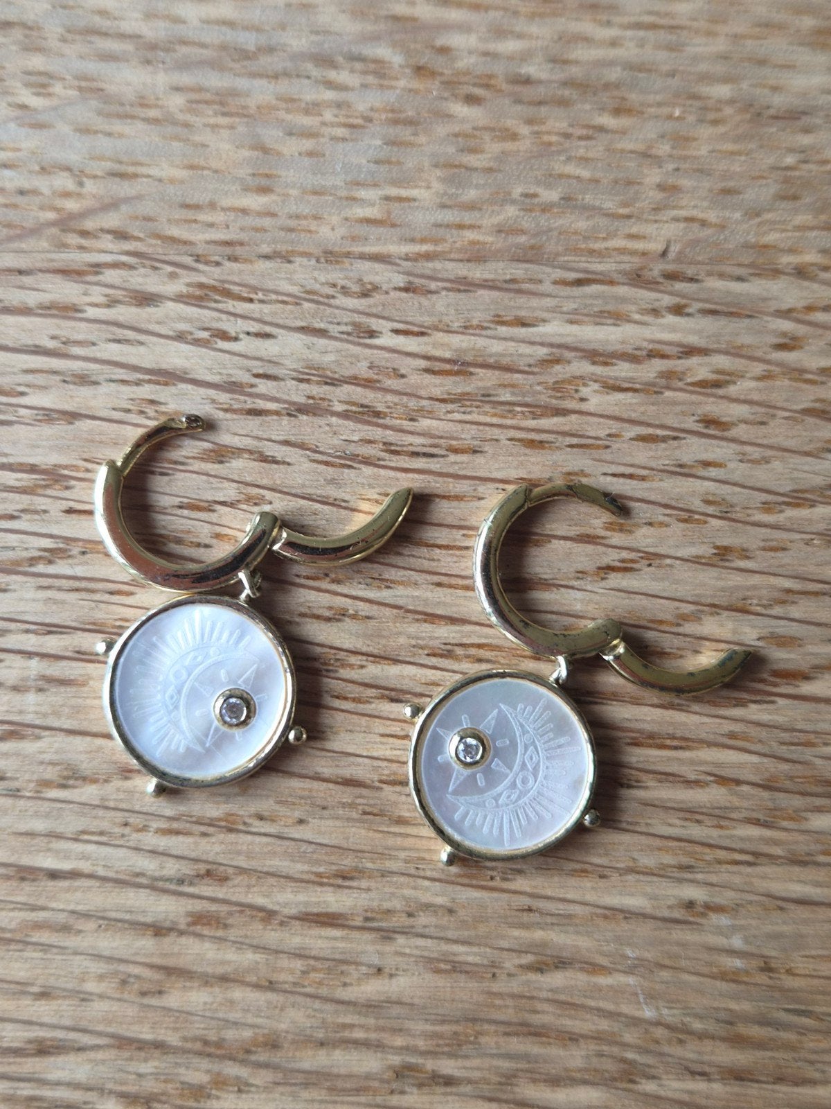 Ania Haie oorbellen met parelmoer en zirkonia, Sieraden, Tassen en Uiterlijk, Met kristal, Hangers, Ophalen of Verzenden, Zo goed als nieuw