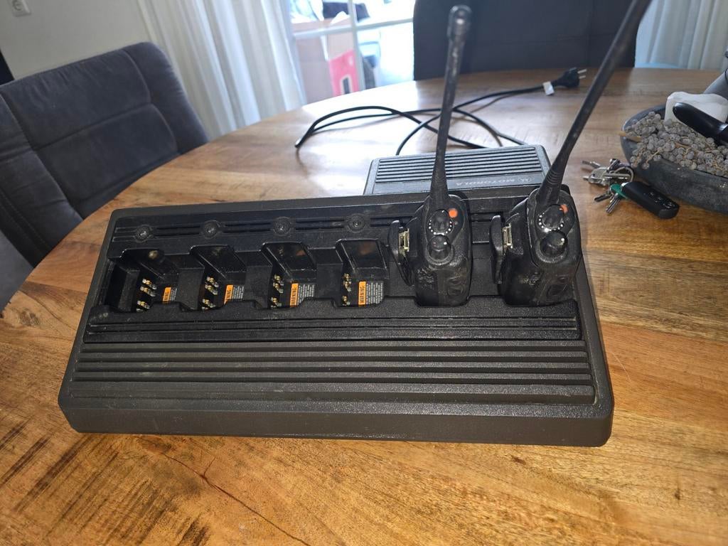 Motorola GP680 Portofoon Set met Oplaadstation, Ophalen of Verzenden, Gebruikt, 5 tot 15 km, Portofoon of Walkie-talkie