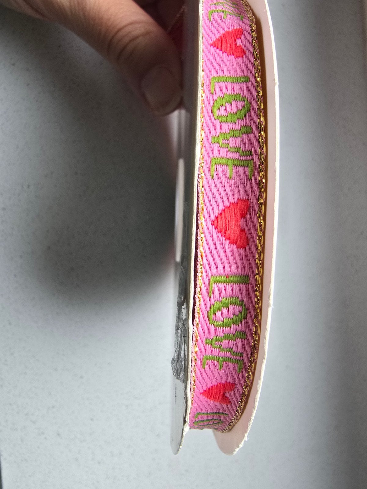 Roze lint met 'LOVE' en hartjes - Knutselmateriaal, Overige thema's, Textiel, Nieuw, Meerkleurig