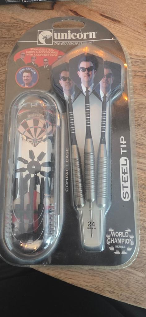 Unicorn Phil Taylor Steel Tip Darts 24g met Compact Case, Sport en Fitness, Darts, Ophalen of Verzenden, Nieuw, Pijlen
