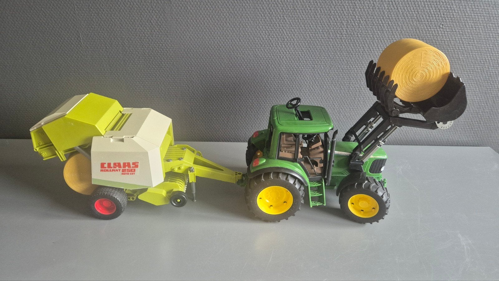 Bruder John Deere tractor met Claas balenpers, Ophalen of Verzenden, Gebruikt
