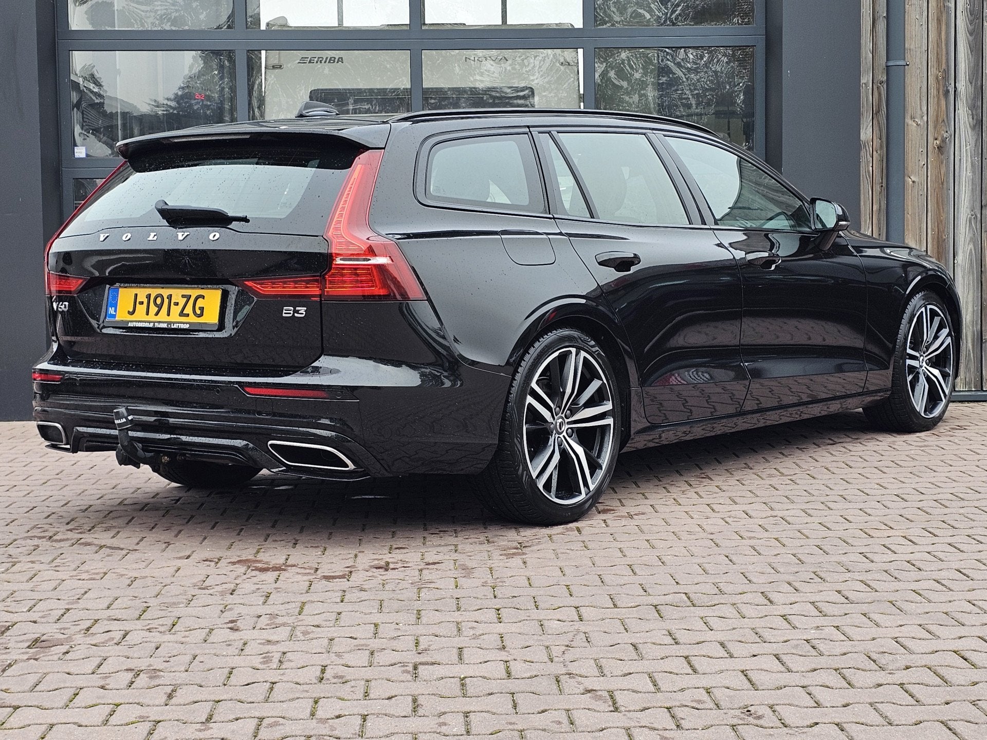 Volvo V60 2.0 B3 R-Design | LED | Trekhaak | Elek bestuurder, 4 cilinders, Zwart, 177 pk, Onderhoudsboekje
