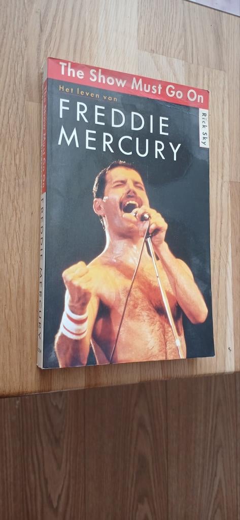 Het leven van Freddie Mercury - The Show Must Go On, Boeken, Ophalen of Verzenden, Gelezen, Artiest, Rick Sky