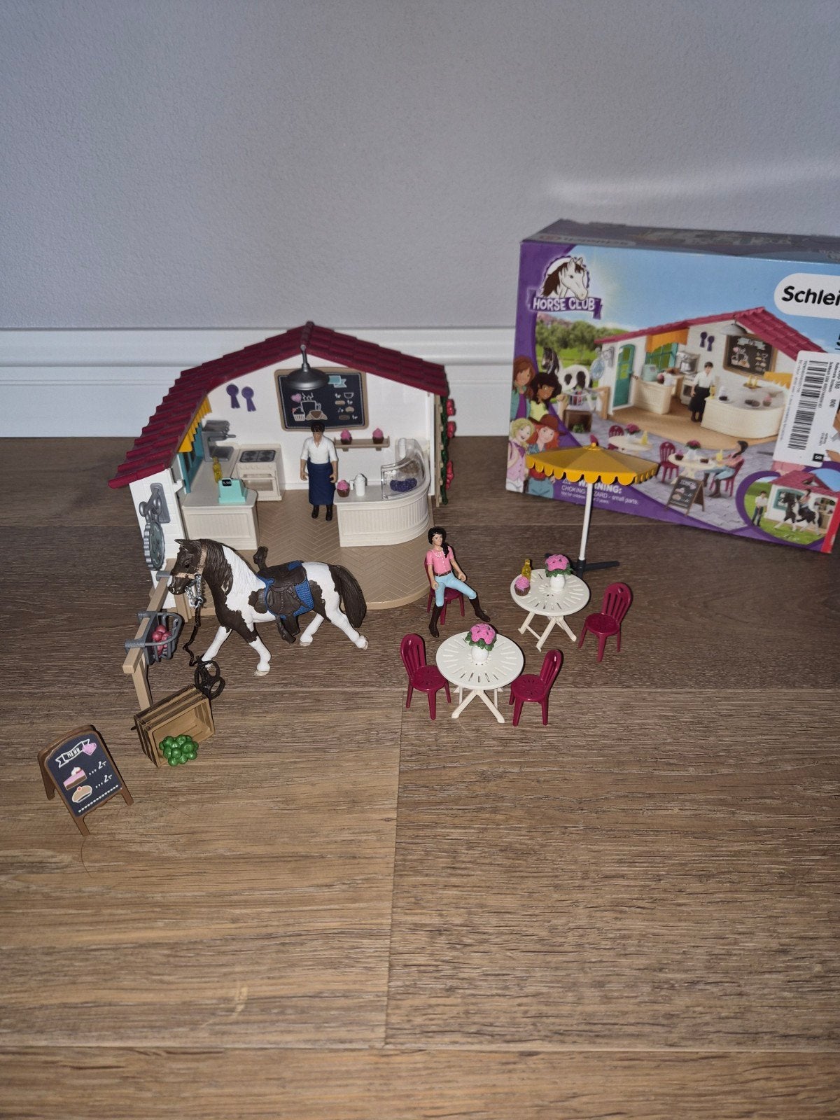 Schleich Horse Club Cupcake Café met paard en figuren 42519, Ophalen of Verzenden, Zo goed als nieuw, Jongen of Meisje