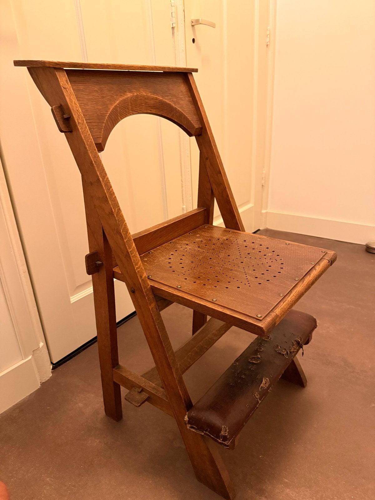 Antieke bidstoel / biechtstoel van hout, Antiek en Kunst, Ophalen