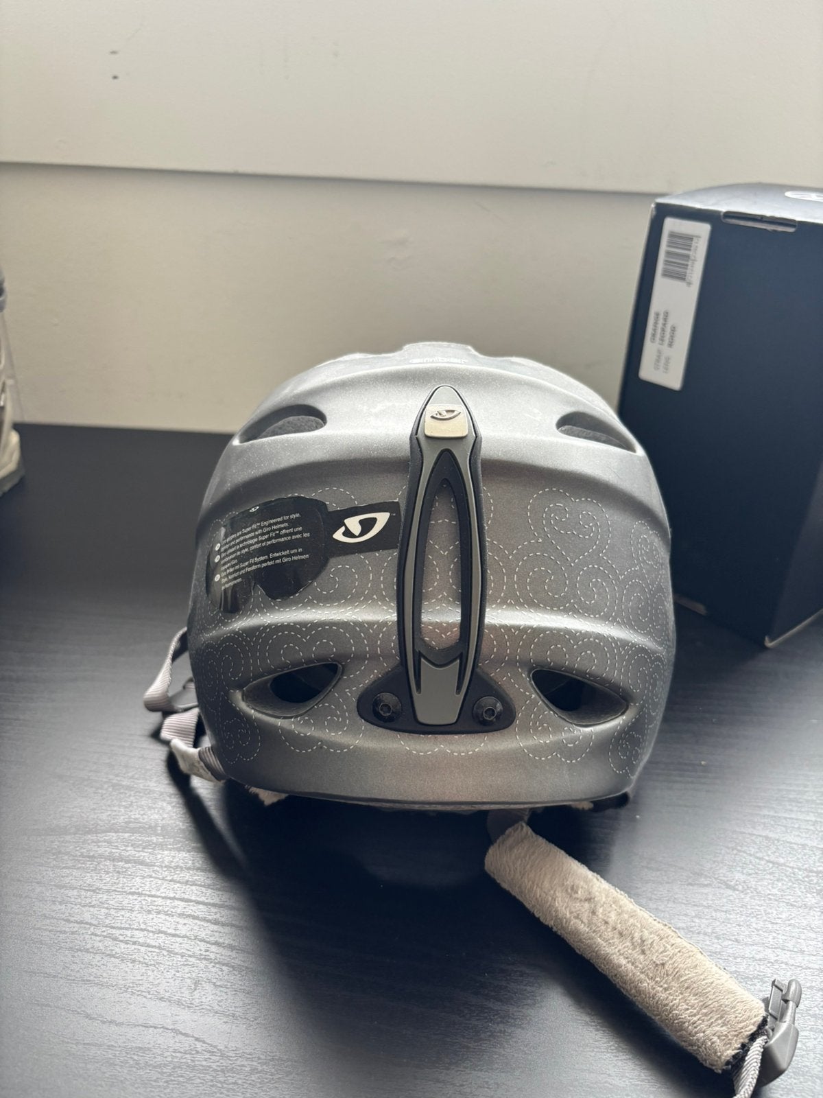 Nog mooie Giro skihelm dames, Sport en Fitness, Skiën en Langlaufen, Overige merken, Overige typen, Ophalen of Verzenden, Zo goed als nieuw