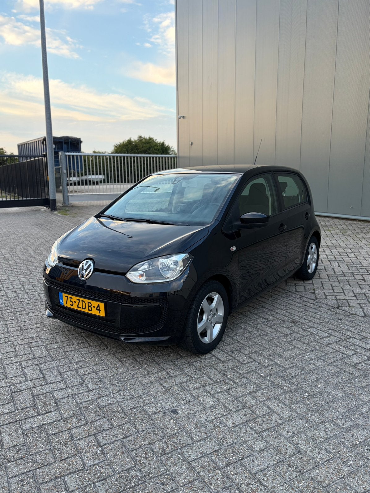 Volkswagen Move up! 1.0 2012 Zwart | Airco | Trekhaak, Voorwielaandrijving, Stof, Up!, 840 kg