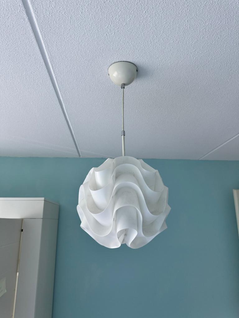 Witte hanglamp met golvend design, Ophalen, Gebruikt, Kunststof, 50 tot 75 cm