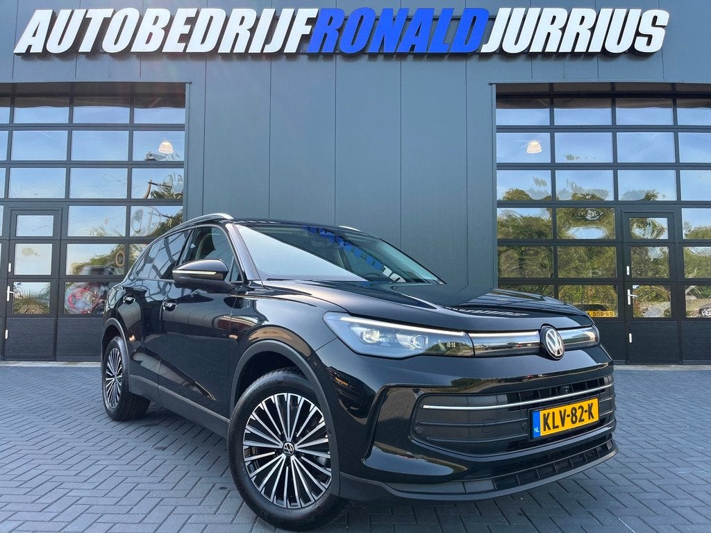 Volkswagen TIGUAN 1.5 eTSI Life Business 360Camera/Trekhaak/, Auto's, Volkswagen, 4 cilinders, Leder en Stof, Zwart, Bedrijf