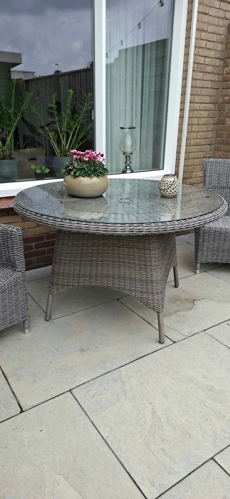 Ronde tuintafel met glasplaat en 2 gratis stoelen, Tuin en Terras, Tuintafels, Ophalen, Gebruikt, Rond, Kunststof