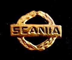 Scania speld met lauwerkrans-goudkleur, Verzamelen, Verzenden, Nieuw, Transport, Speldje of Pin