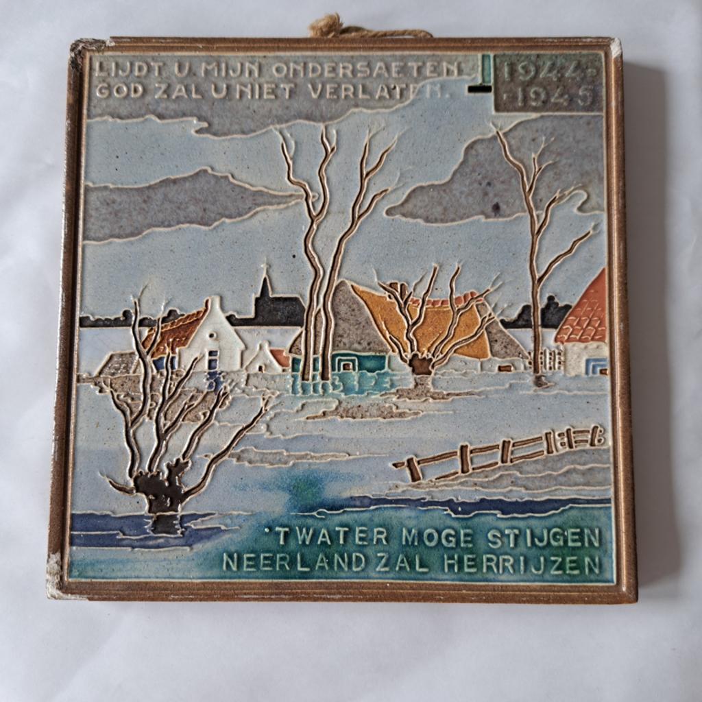 Westraven Utrecht Cloisonné Bevrijdingstegel 1944-19451, Verzamelen, Ophalen of Verzenden, Nederland