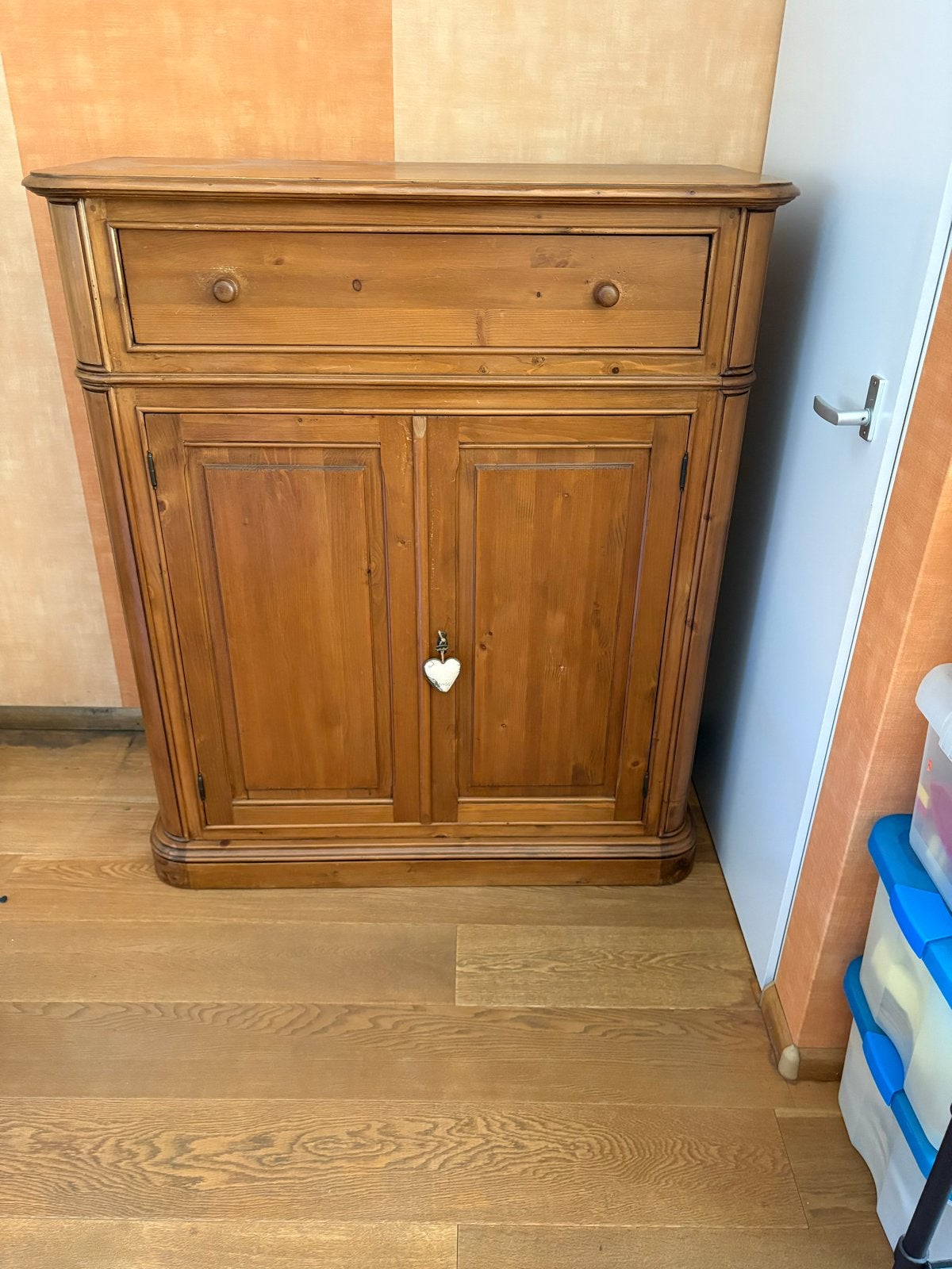 Massief houten kast met lade en deuren, Ophalen