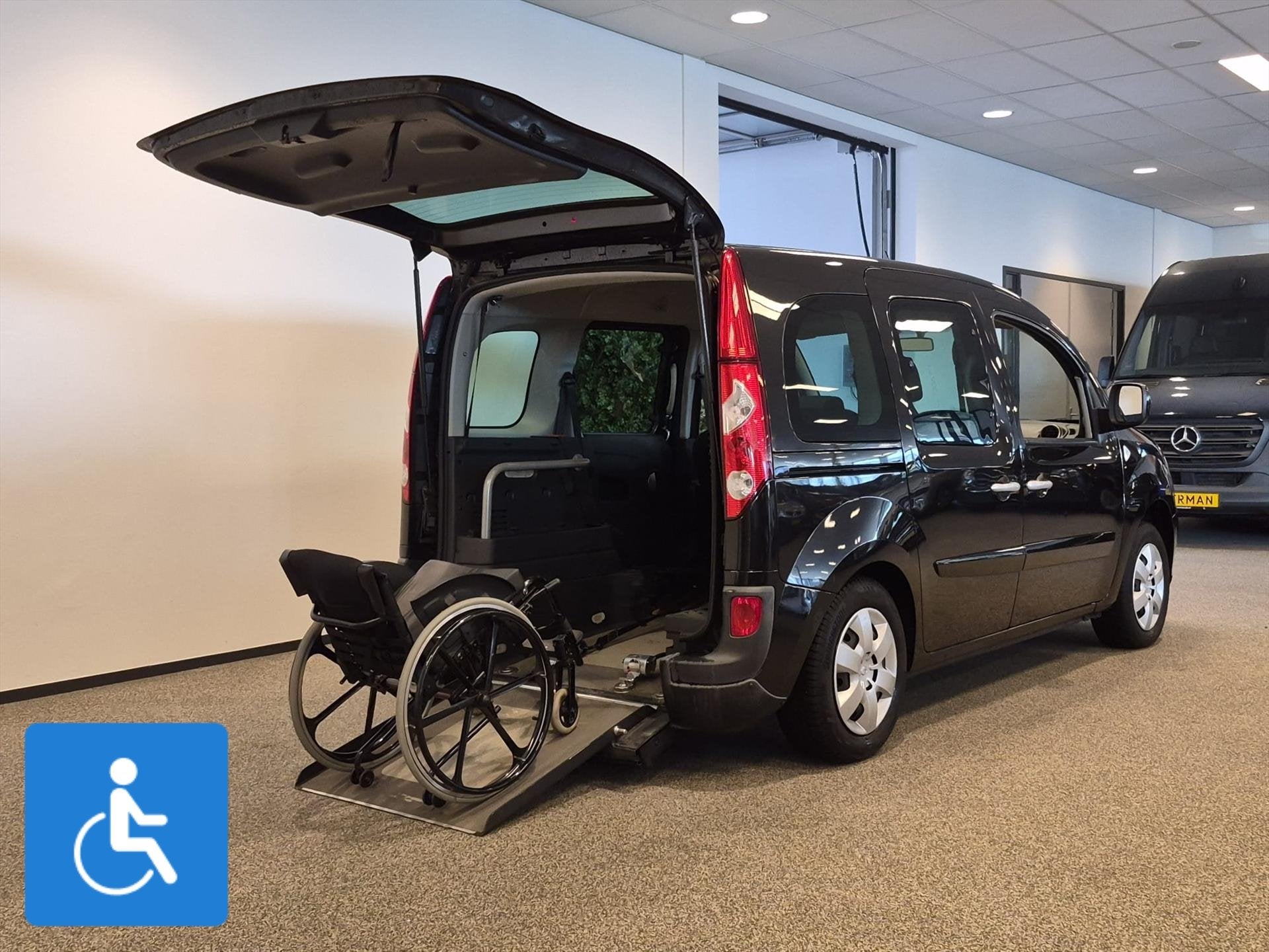 Renault Kangoo Rolstoelauto 3+1 incl. luchtvering, Auto's, 13 km/l, Stof, Gebruikt, Zwart