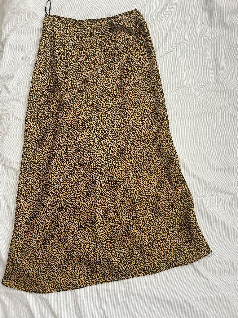 Leuke satijn dier print rok TOPSHOP maat 36, Kleding | Dames, Rokken, Zo goed als nieuw, Maat 36 (S), Knielengte, Ophalen of Verzenden