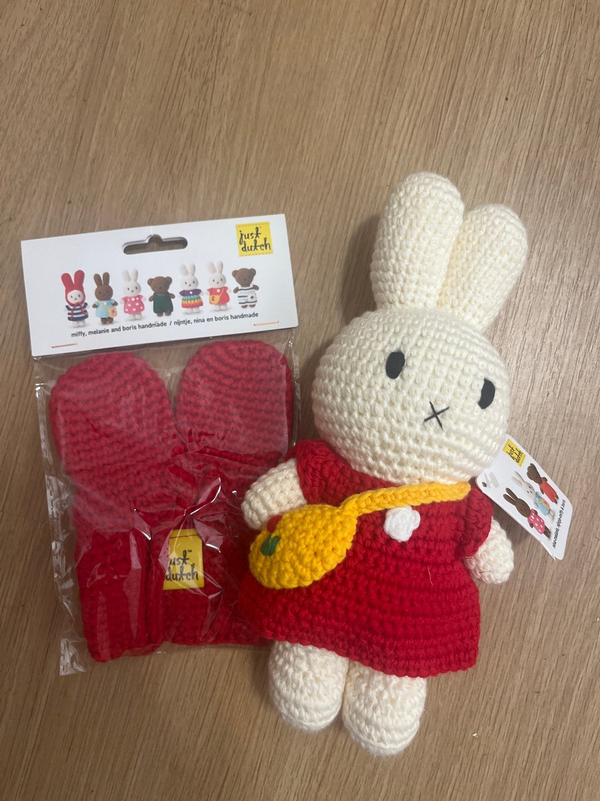 Gehaakte Nijntje knuffel met rood jurkje en tasje, Overige merken, Handgemaakt, Nijntje, Ophalen of Verzenden
