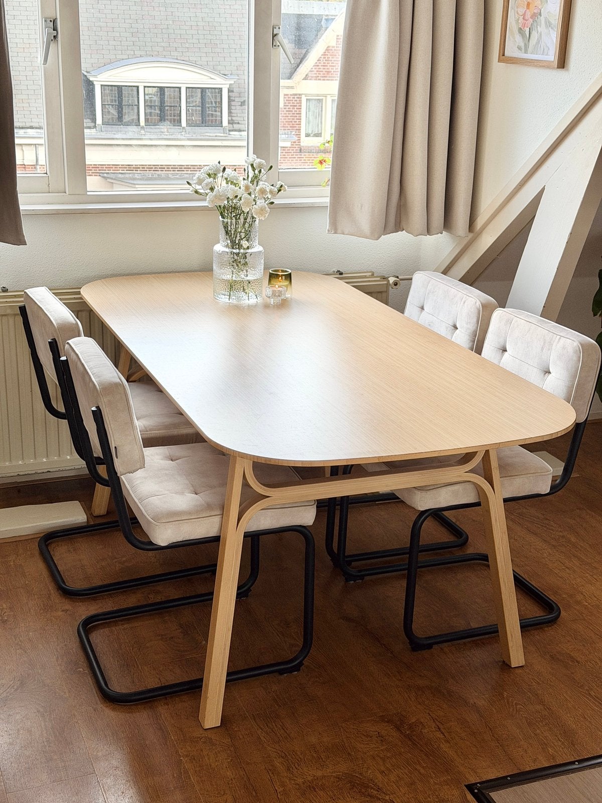 Foto 3 van 4x beige eetkamerstoelen | Goossens