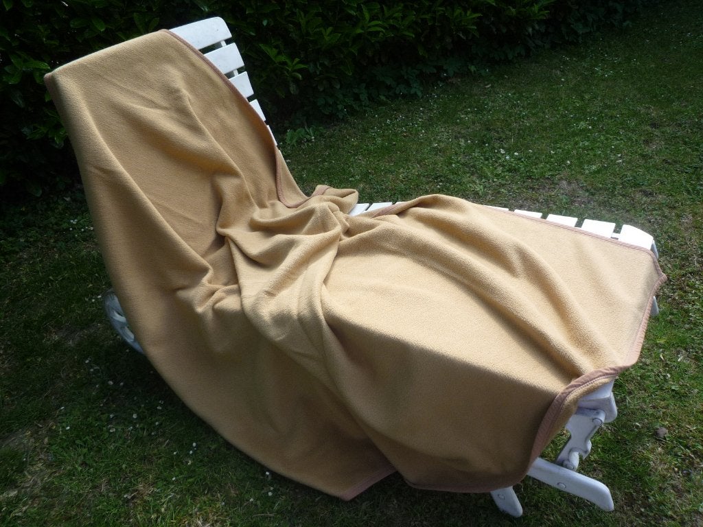 Dralon deken 220 x 170 cm lichtbruin /beige  royaal 1pers, Ophalen of Verzenden, Gebruikt