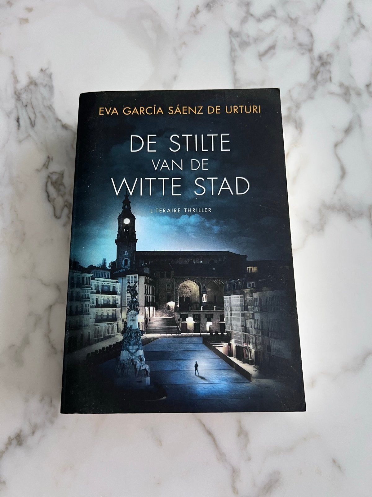 De Stilte van de Witte Stad - Eva García Sáenz de Urturi, Ophalen, Zo goed als nieuw, Europa overig