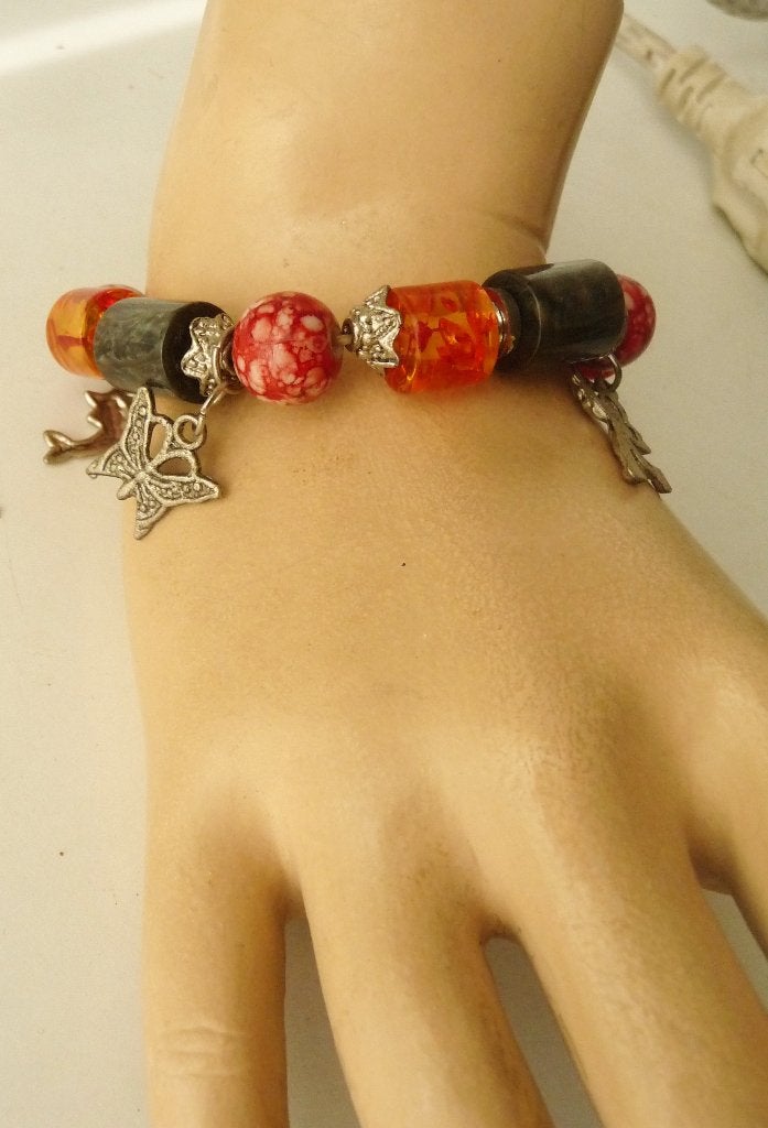 Een armband met 3 bedels, Sieraden, Tassen en Uiterlijk, Ophalen of Verzenden, Zo goed als nieuw, Overige kleuren, Overige materialen