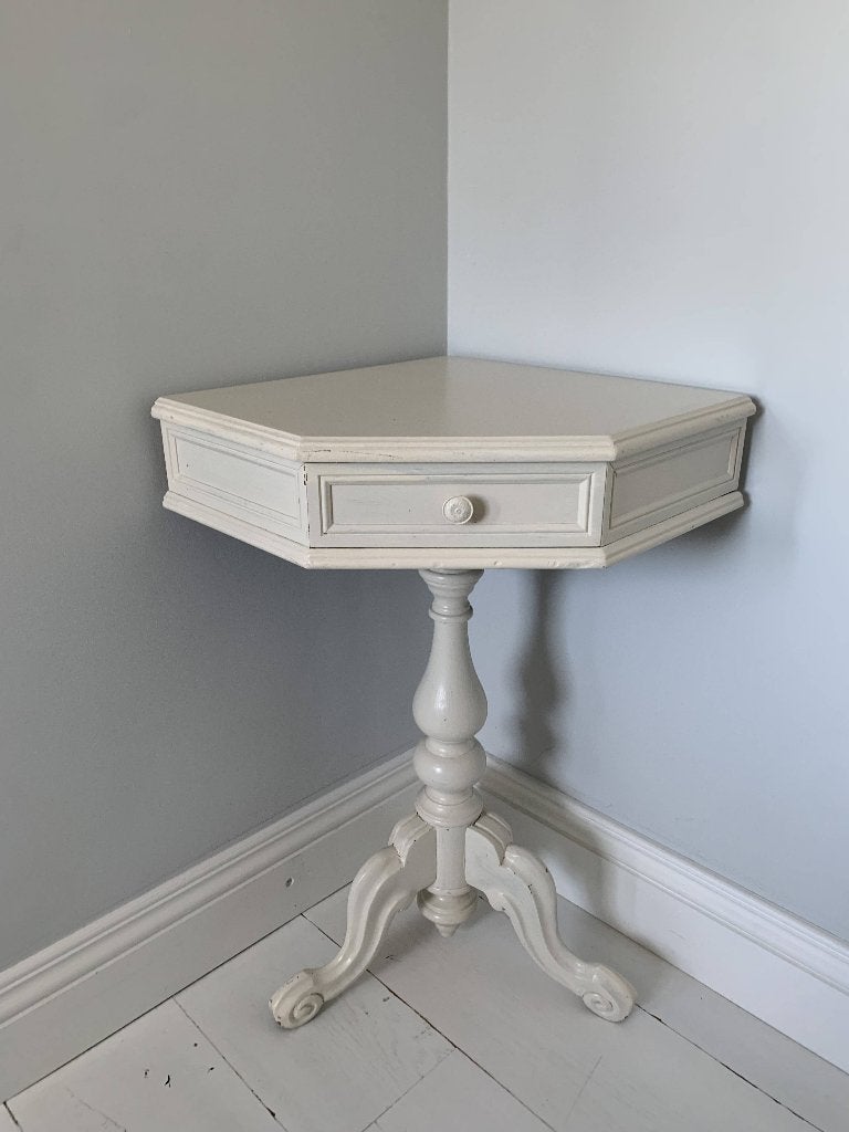 Witte hoektafel met lade - 66cm hoog, 39x39cm, Huis en Inrichting, Ophalen, Minder dan 55 cm, Gebruikt, Klassiek