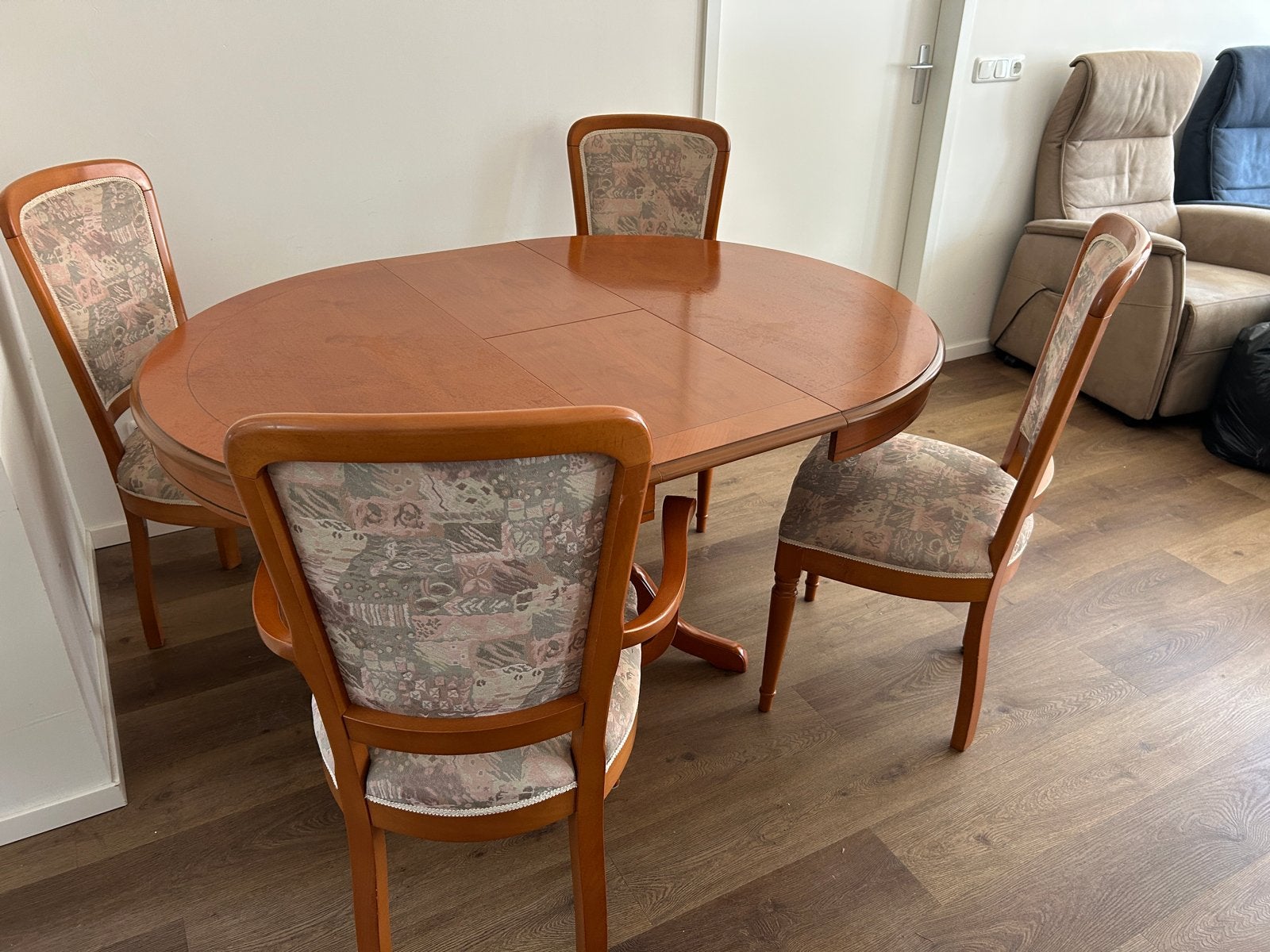LAATSTE WEEK! Kersenhouten Eettafel Rond/Ovaal met 4 Stoelen, Huis en Inrichting, Tafels | Eettafels, Ophalen, Gebruikt, 100 tot 150 cm