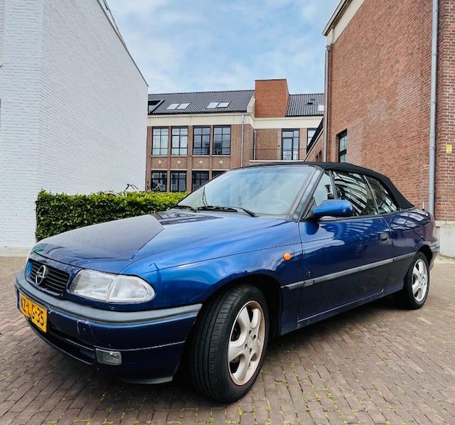 Opel Astra 1.6 I Cabrio 1996 Blauw, Auto's, Opel, Voorwielaandrijving, Stof, 74 pk, 4 cilinders
