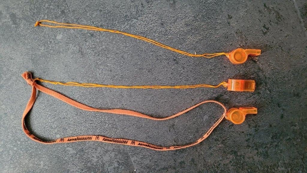 3 oranje fluitjes aan draagkoord, Ophalen of Verzenden, Nieuw, Feestartikel, Oranje of Koningsdag