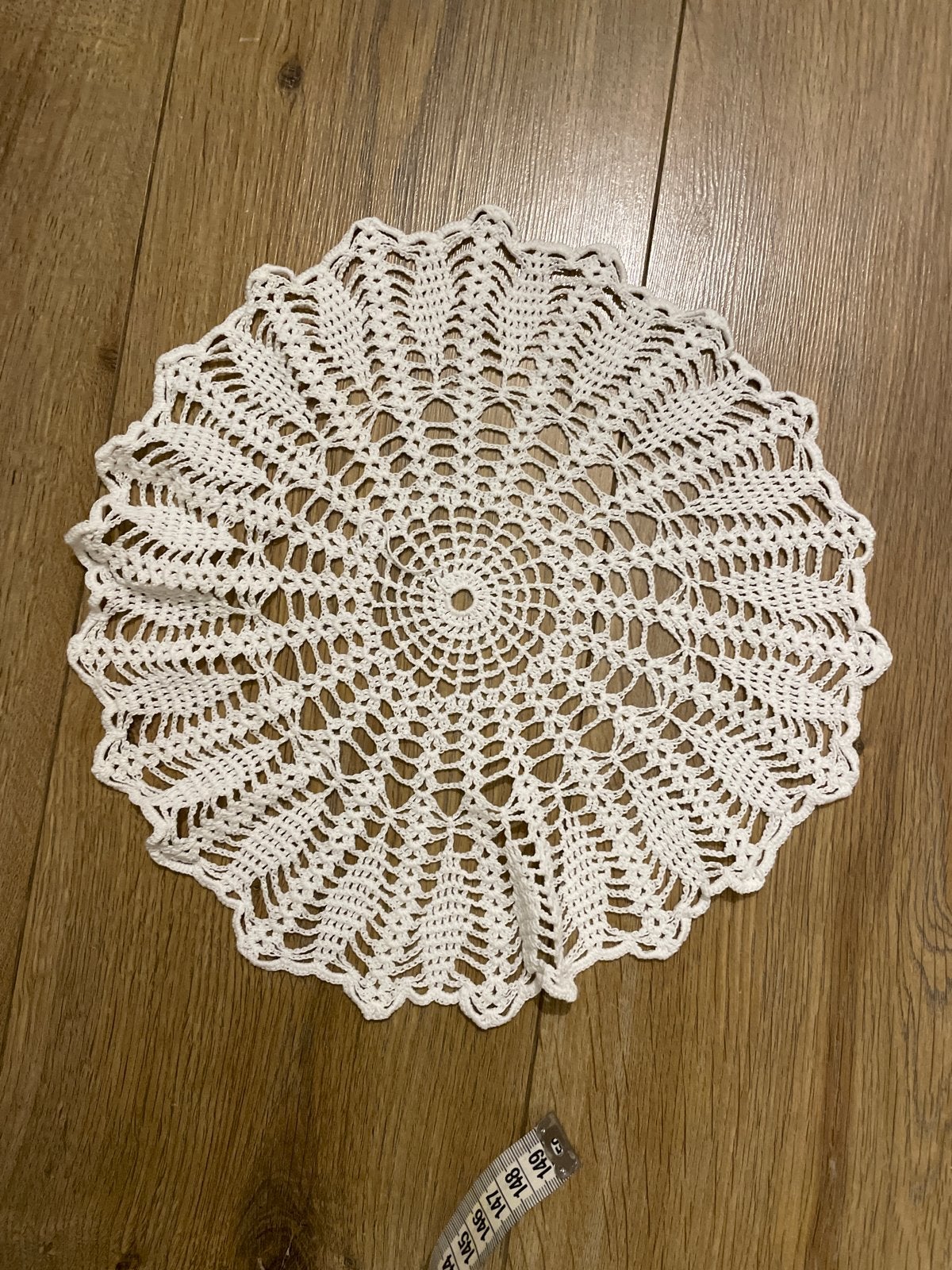 Handgehaakt wit kanten kleedje 30 cm, Ophalen of Verzenden, Zo goed als nieuw, Kant