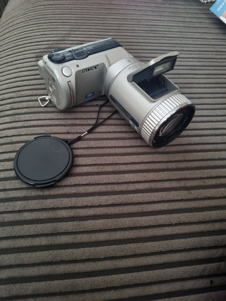 Mooie Sony vintage camera, Audio, Tv en Foto, Fotocamera's Digitaal, Ingebouwde flitser, Ophalen of Verzenden, Geheugenkaart, Sony