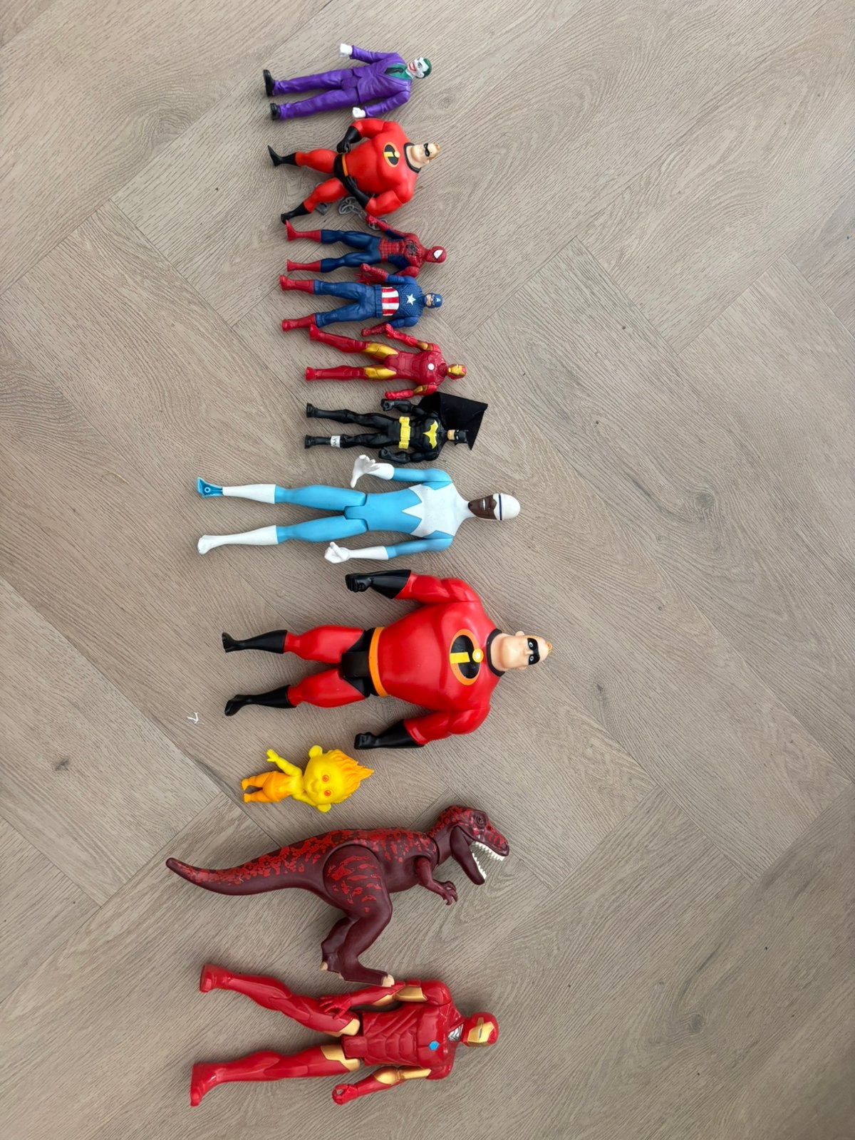 marvel poppetjes eneen draak en poppetjes van de incredibles, Ophalen, Gebruikt