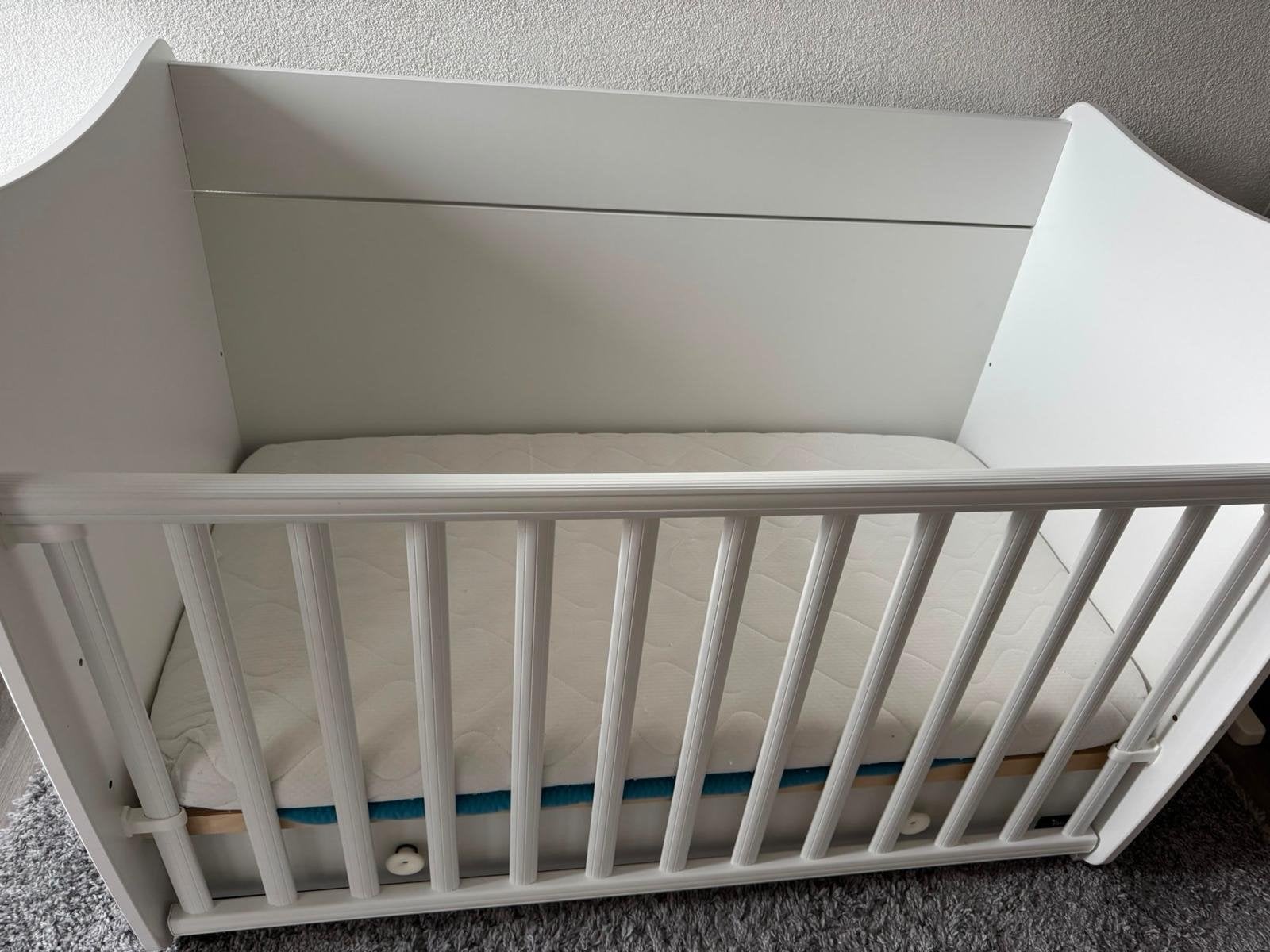 Schoon babybedje met twee verdiepingen en lades, Ophalen, Gebruikt, 70 tot 85 cm, Lattenbodem