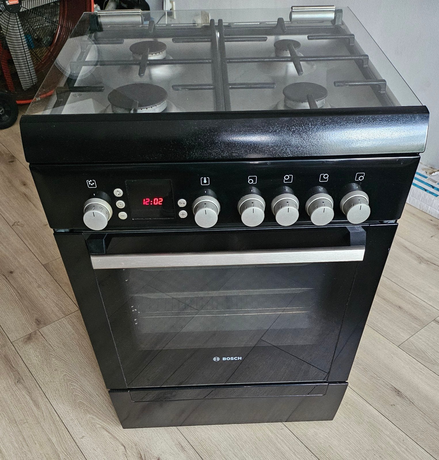 Mooi Vrijstaand Gasfornuis met hete lucht oven - Bosch, Ophalen, Gebruikt, 4 kookzones, Gas