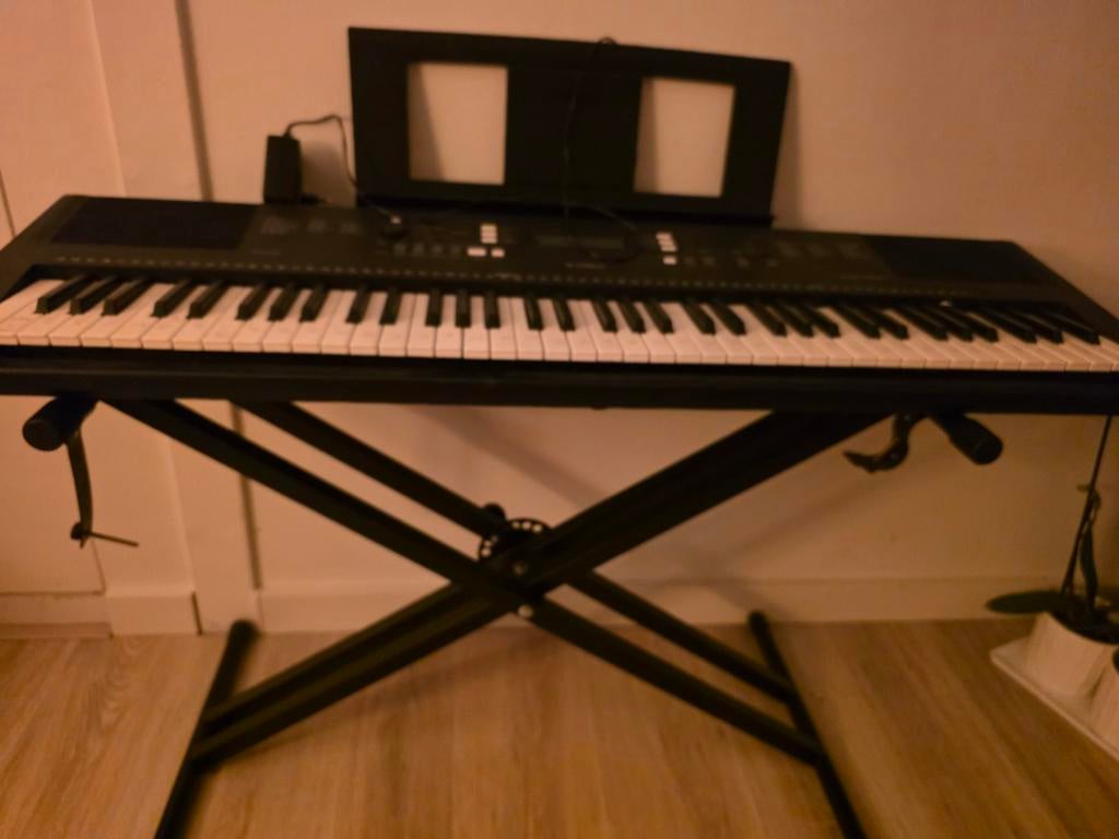 Yamaha PSR-E363 Keyboard met standaard, Yamaha, Ophalen of Verzenden, Midi-aansluiting, 61 toetsen