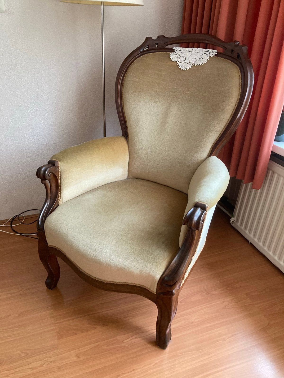Antieke fauteuil met sierlijk houtsnijwerk Louis XV stijl, Ophalen