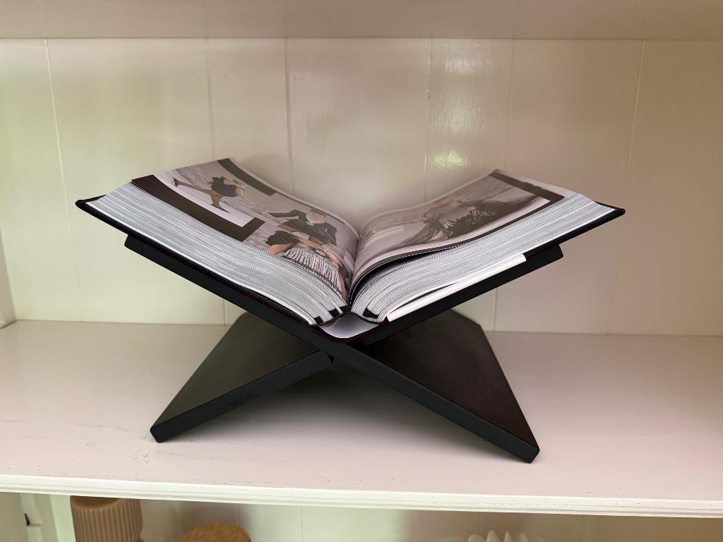 Boekenstandaard hout zwart, Huis en Inrichting, Woonaccessoires | Wandplanken en Boekenplanken, Ophalen of Verzenden, Zo goed als nieuw