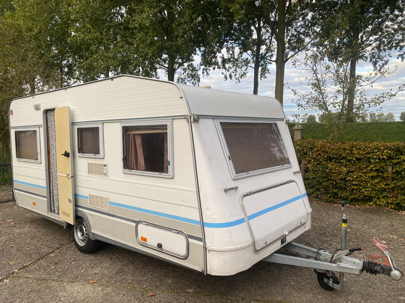 Ruime Knaus met voortent en airco, Vast bed, Rondzit, Airco, Particulier