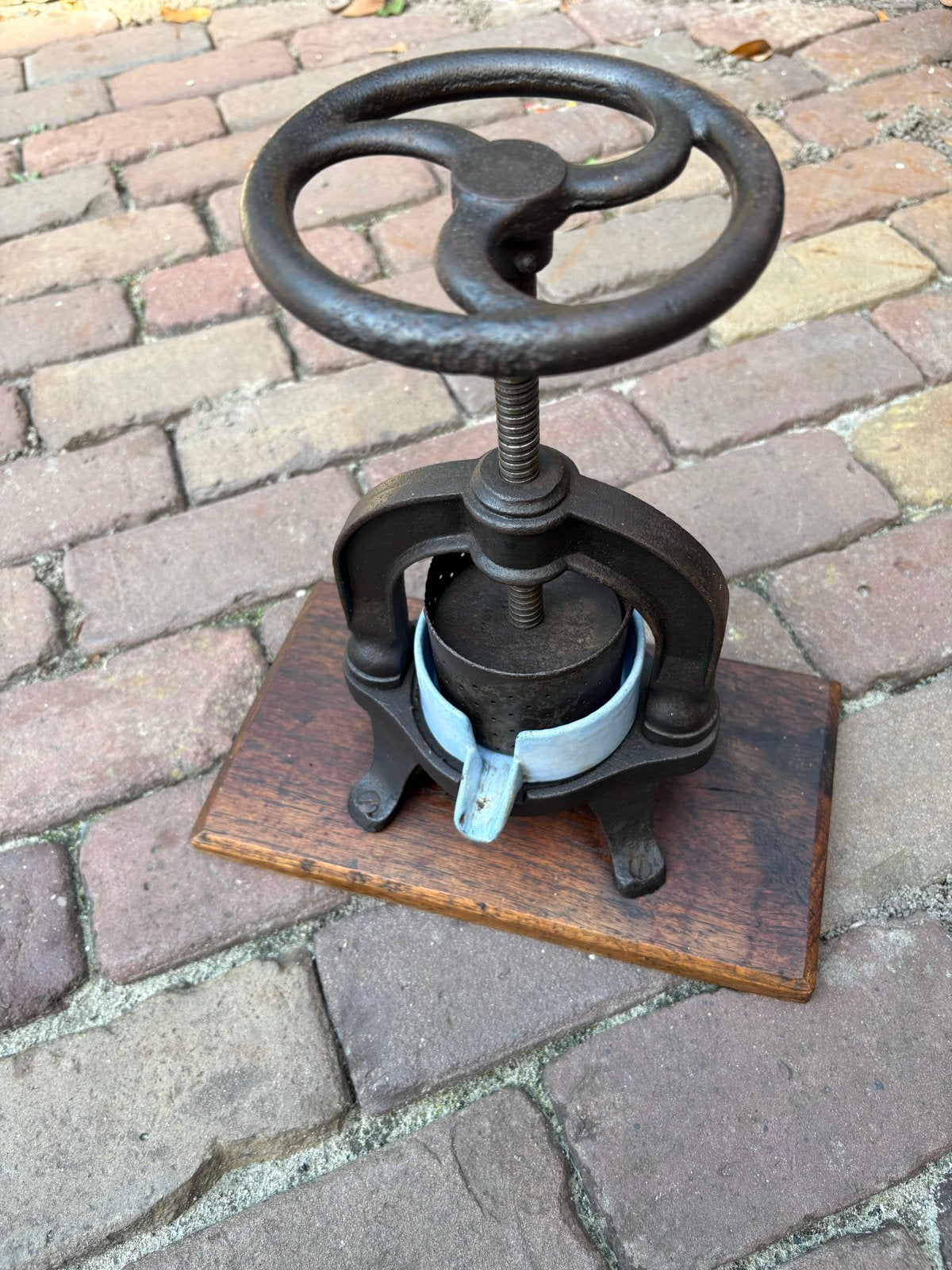 Antieke gietijzeren fruit pers rond 1900 met emaile bakje, Antiek en Kunst, Ophalen of Verzenden