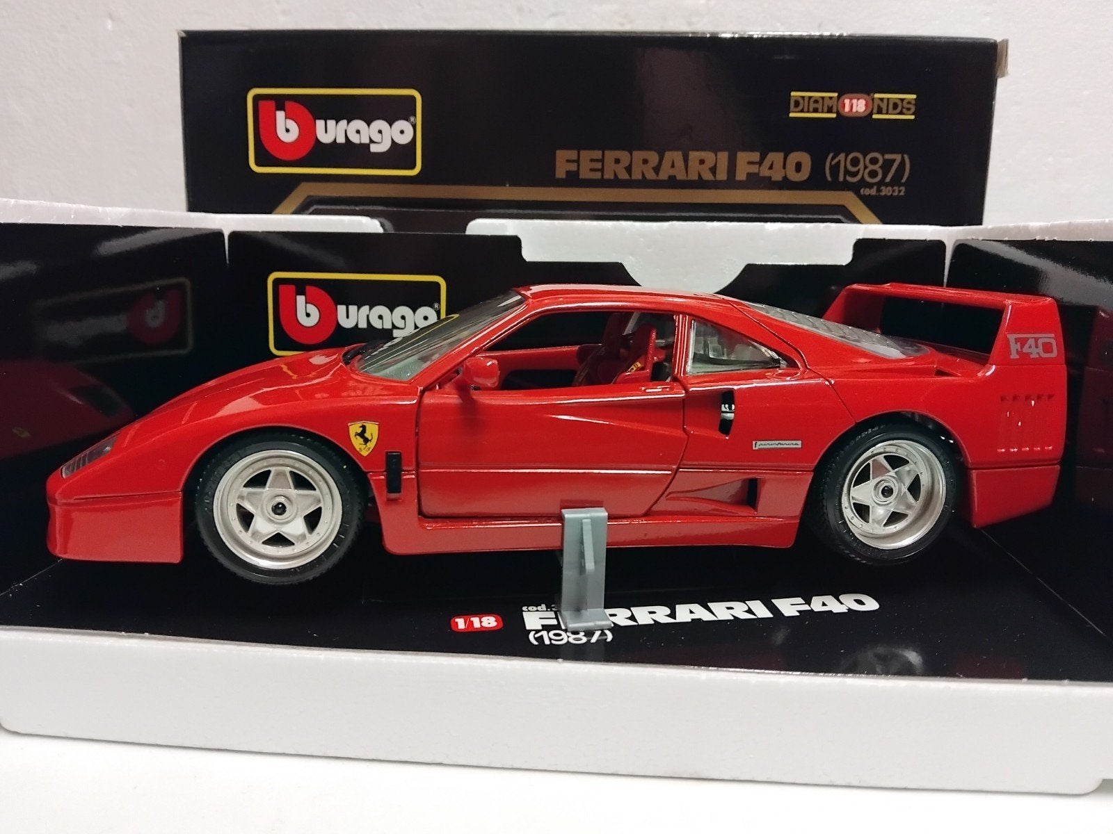 Ferrari F40 rood 1987 Bburago metal 1:18 KRD, Hobby en Vrije tijd, Modelauto's | 1:18, Ophalen of Verzenden, Zo goed als nieuw