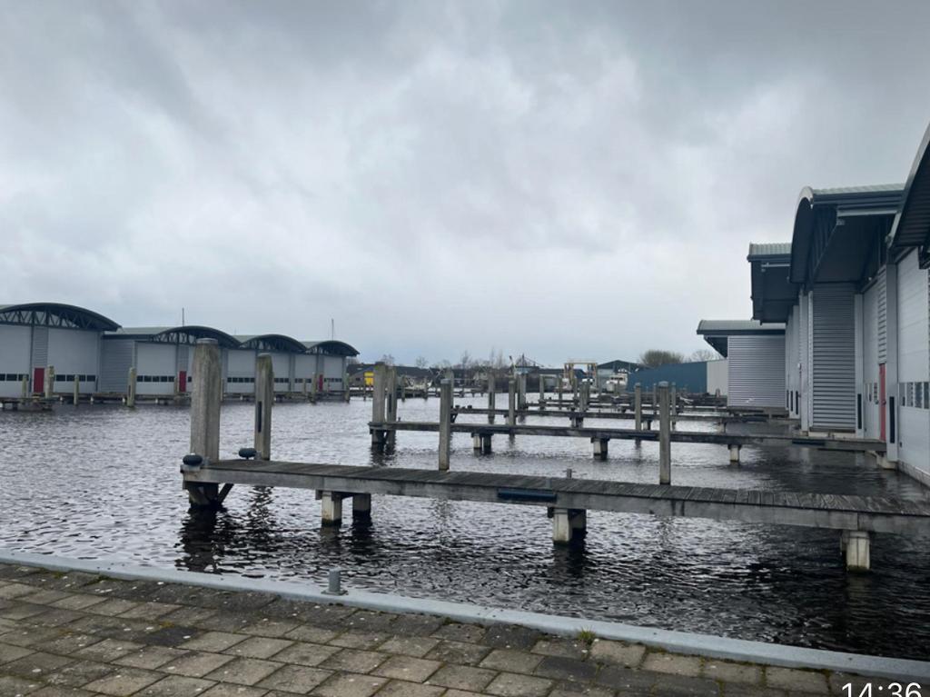 Ligplaats 12 x 4 meter te koop in jachtclub Hof Van Heegh, Watersport en Boten, Ligplaatsen, Binnen