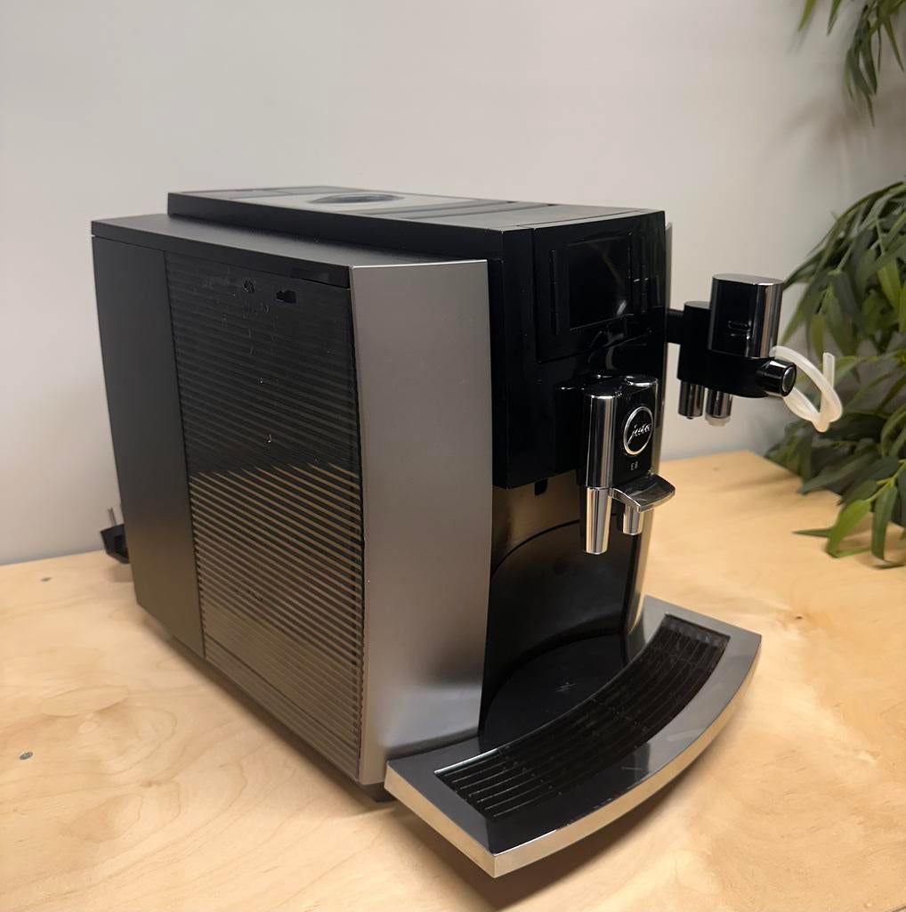 Jura e8 dark inox  netjes !! Garantie, 10 kopjes of meer, Ophalen of Verzenden, Zo goed als nieuw, Koffiemachine