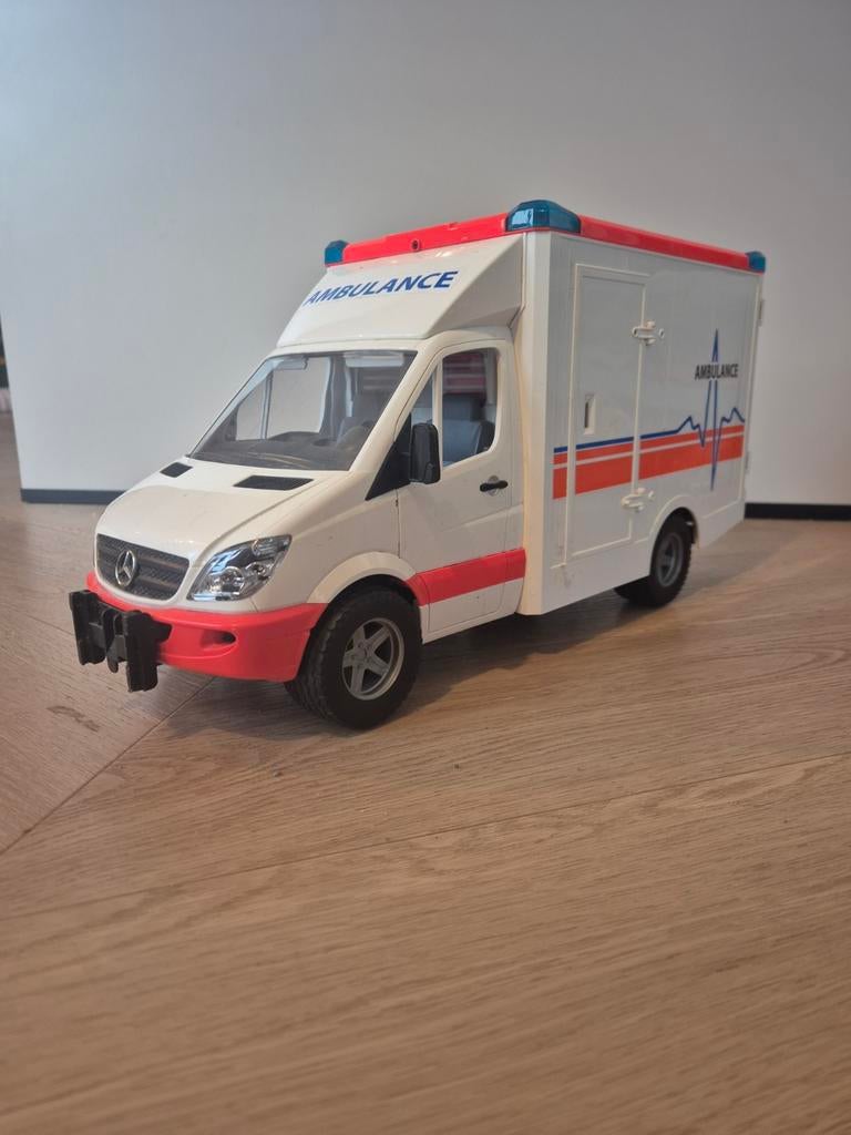 Bruder Ambulance Bus - Gebruikt, defecte lampen, Ophalen of Verzenden, Gebruikt