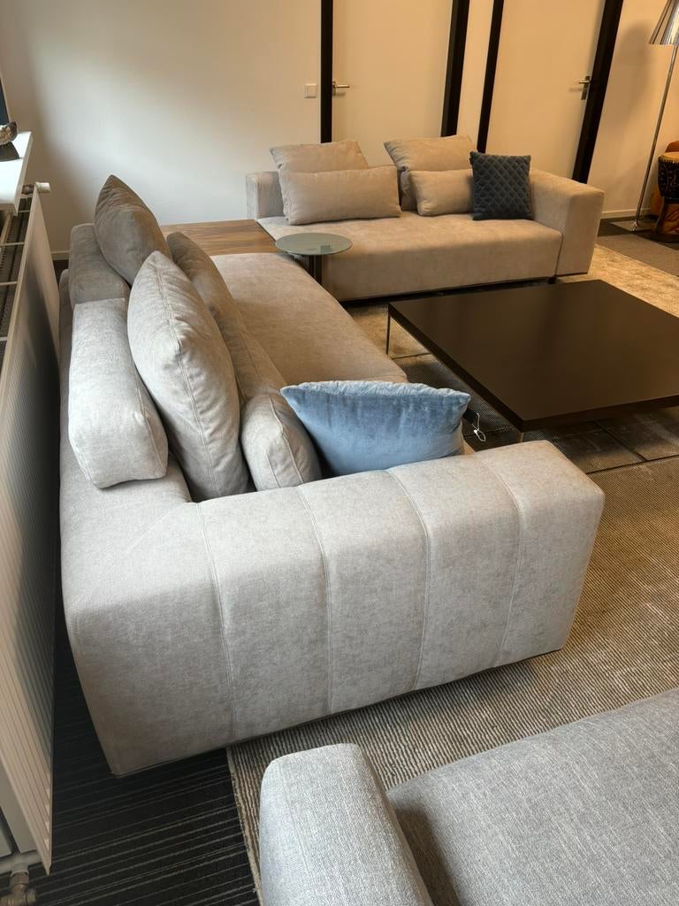 Minotti Freeman lichtgrijs compositie incl tafel & kussens, Ophalen of Verzenden, Zo goed als nieuw, Vierpersoons of meer, Stof
