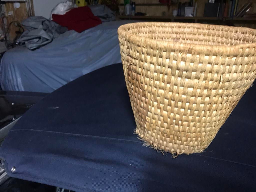 Mooie rieten mand met gebruikssporen, Ophalen, Gebruikt, Mand, Rond