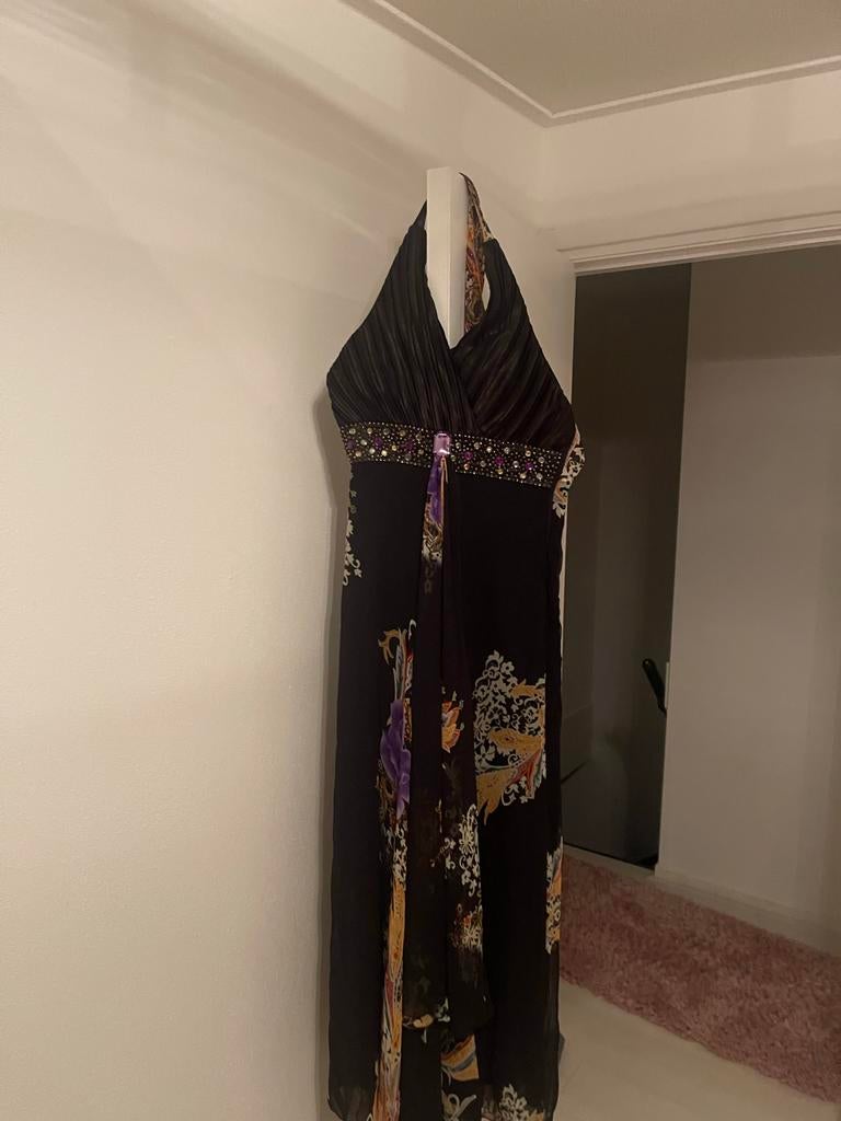 Elegante lange feestjurk met satijnen jasje, Kleding | Dames, Jurken, Maat 38/40 (M), Verzenden, Zwart, Zo goed als nieuw